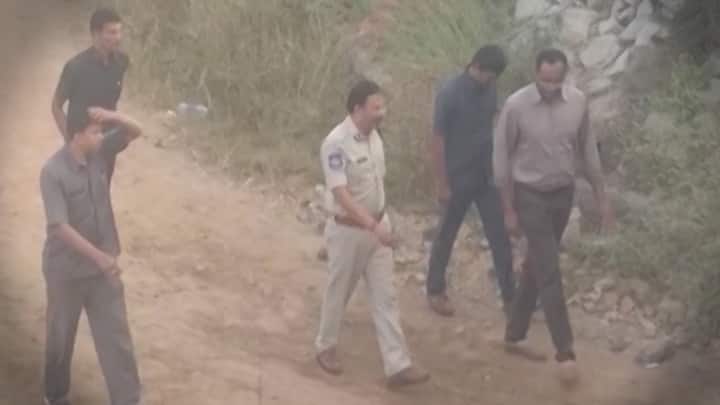 एनकाउंटर के दौरान घटनास्थल पर पुलिस के 10 लोग मौजूद थे. आरोपियों द्वारा फायरिंग करने के बाद मुठभेड़ शुरू हो गई जो करीब 10 मिनट तक चली. इसके बाद पुलिस ने चारों आरोपियों को गोली मार दी और मौके पर ही उनकी मौत हो गई.