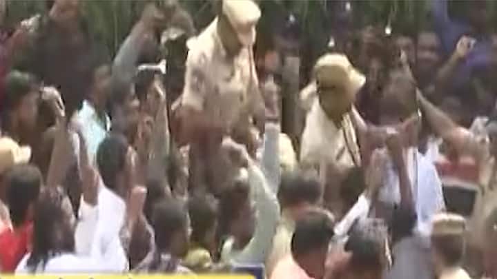 मुठभेड़ के दौरान पुलिस के दो लोगों के सिर में गंभीर चोट लगी है. हालांकि, पुलिस को इस दौरान कोई गोली नहीं लगी.