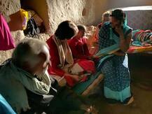 उन्नाव पीड़िता के परिवार से मिलीं प्रियंका गांधी, कहा- सीएम को घटना की जिम्मेदारी लें और कुछ करें