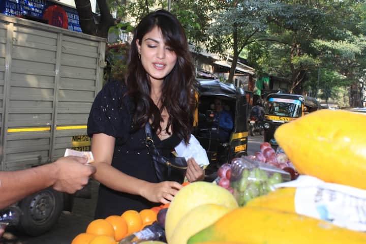 पिछले काफी समय से सुशांत सिंह राजपूत और रिया चक्रवर्ती की लगातार बढ़ती नजदीकियों को लेकर खबरों आ रही हैं. (Photo Credit: Manav Manglani)