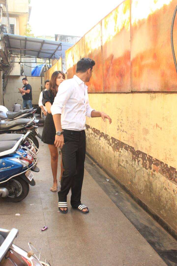 बॉलीवुड स्टार रिया चक्रवर्ती और सुशांत सिंह राजपूत इन दिनों अपनी अपनी फिल्मों से ज्यादा रिलेशन को लेकर चर्चा में हैं. हाल ही में एक बार फिर से इस कपल को मुंबई में खास अंदाज में स्पॉट किया गया. आगे कि स्लाइड्स में देखिए इनकी तस्वीरें. (Photo Credit: Manav Manglani)