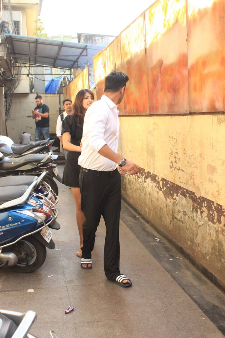 तस्वीरों में आप देख सकते हैं कि इस दौरान सुशांत भी उनके साथ ही स्पॉट किए गए. (Photo Credit: Manav Manglani)
