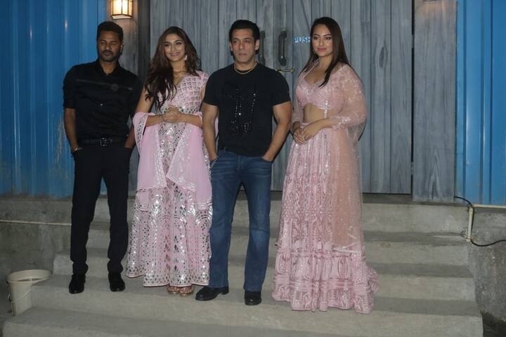 बॉलीवुड अभिनेता सलमान खान इन दिनों अपनी आने वाली फिल्म 'दबंग 3' के प्रमोशन में बिजी हैं. अब बहुत इस फिल्म की टीम सुपरस्टार सलमान खान के रियलिटी शो 'बिग बॉस 13' में फिल्म का प्रमोशनल करने के लिए पहुंची. इस दौरान की कुछ खास तस्वीरें आप आगे की स्लाइड्स का रुख करके देख सकते हैं. (Photo Credit: Manav Manglani)