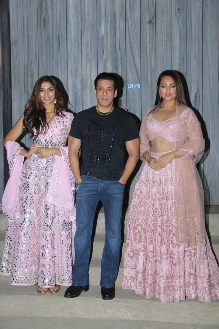 इस तस्वीर में आप सलमान खान के साथ सोनाक्षी सिन्हा और सई मांजरेकर को देख सकते हैं. (Photo Credit: Manav Manglani)