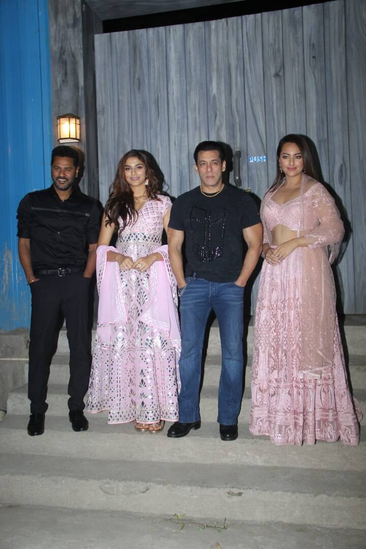 हर वीकेंड फिल्मी सितारे सलमान खान के शो में अपनी फिल्म का प्रमोशन करने के लिए पहुंचते हैं लेकिन इस बार का वीकेंड फैंस के लिए और भी ज्यादा खास होने वाला है क्योंकि खुद सलमान खान जल्द रिलीज होने वाली अपनी ही फिल्म का प्रमोशन पूरी स्टार कास्ट के साथ करते दिखाई देने वाले हैं. (Photo Credit: Manav Manglani)