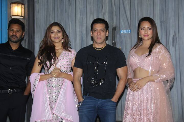 इस दौरान सलमान खान अपनी फिल्म की दोनों अभिनेत्रियों के साथ खास अंदाज में दिखाई दिए. (Photo Credit: Manav Manglani)