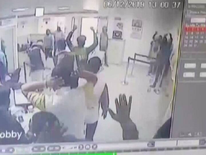 Four miscreants looted 30 lakh rupees from bank बस्ती में चार बदमाशों ने फिल्मी स्टाइल में बैंक से 30 लाख रुपये लूटे