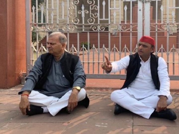 Lucknow-Former Chief Minister Akhilesh Yadav is sitting on a dharna outside Vidhan Sabha in protest against Unnao rape case उन्नाव कांड को लेकर धरने पर बैठे अखिलेश यादव, कहा- पीड़िता के मौत की जिम्मेदार योगी सरकार