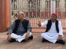 उन्नाव कांड को लेकर धरने पर बैठे अखिलेश यादव, कहा- पीड़िता के मौत की जिम्मेदार योगी सरकार