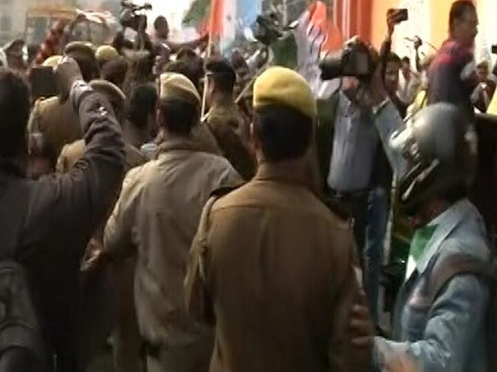 Lucknow- Congress workers protest outside BJP office, police do lathi-charge on them लखनऊ: बीजेपी कार्यालय के बाहर कांग्रेस कार्यकर्ताओं का प्रदर्शन, पुलिस ने किया लाठीचार्ज
