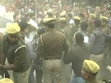 पीड़ित परिवार से मिलने उन्नाव पहुंचे मंत्रियों और साक्षी महाराज के खिलाफ प्रदर्शन, वापस जाओ के नारे लगे