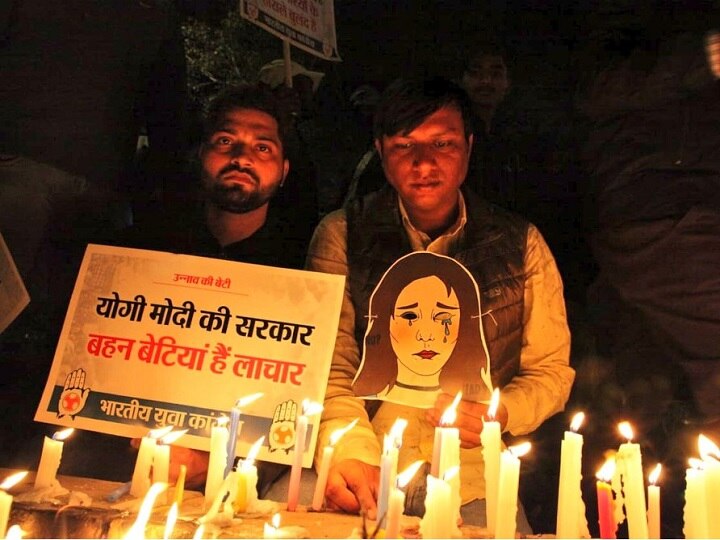 Unnao gang rape murder case Congress youth wing candle march in Delhi उन्नाव रेप कांडः पीड़िता के परिजनों को न्याय दिलाने के लिए कांग्रेस ने निकाला मोमबत्ती जुलूस