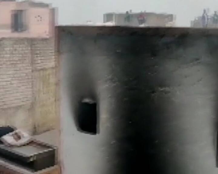  सेंट्रल दिल्ली के फिल्मिस्तान इलाके में आग लगने की बड़ी घटना सामने आई है. हादसे में 43 लोगों की मौत हो गई है.