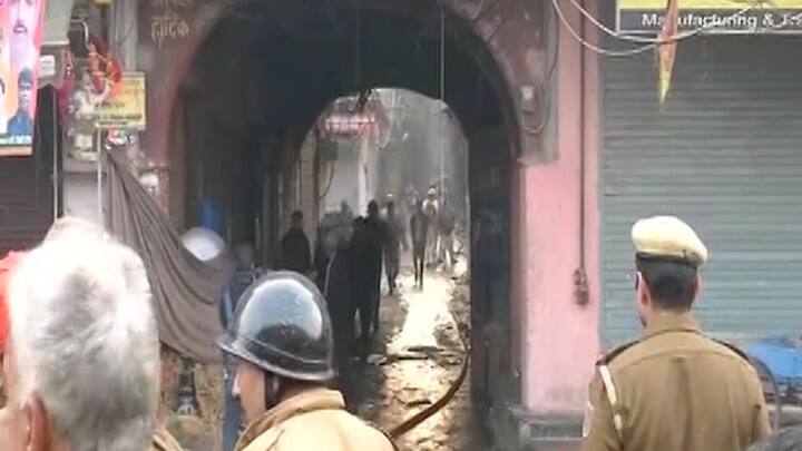 आसपास के लोगों ने पुलिस और फायर सर्विस को इसकी जानकारी दी.