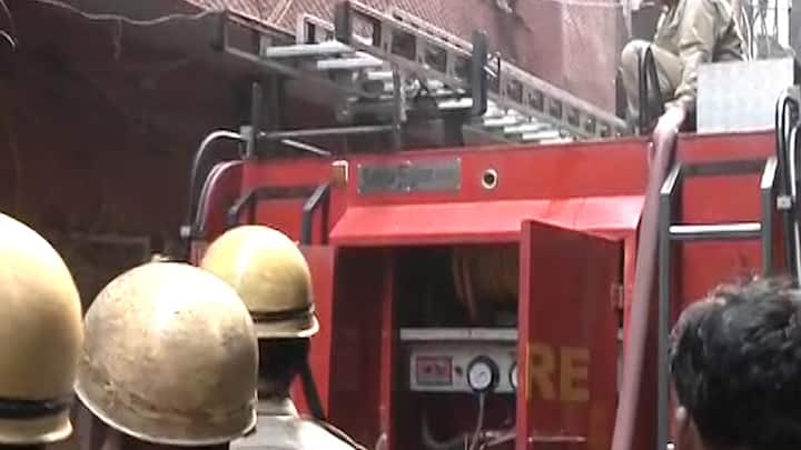फायर सर्विस के अधिकारी के मुताबिक राहत और बचाव कार्य पूरा हो गया है. उन्होंने कहा कि दिल्ली-एनसीआर में आग लगने की ये सबसे बड़ी घटना है.