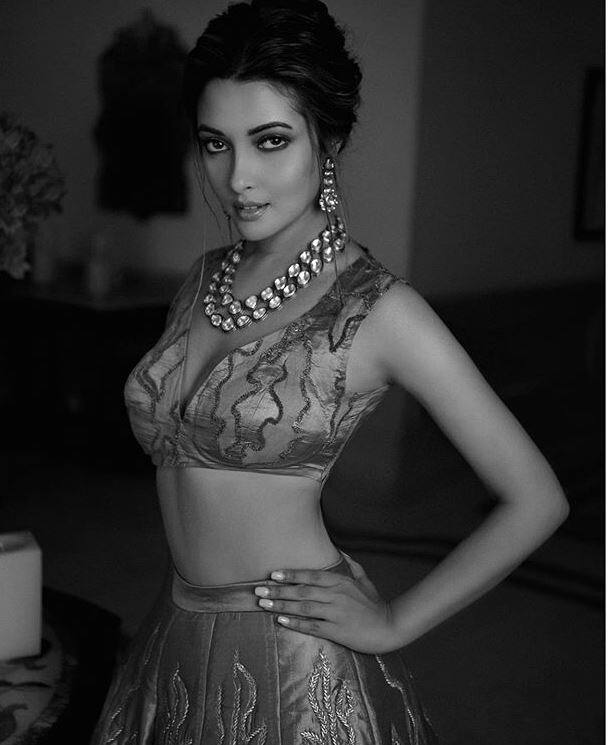 फैंस रिया के बोल्ड अंदाज को काफी पसंद करते हैं साथ ही सभी को अब उनके आने वाले प्रोजेक्ट्स का भी काफी बेसब्री से इंतजार है. (Photo Credit: @riyasendv)