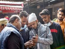 दिल्ली आग: अपनों की तलाश में दर-दर भटक रहे हैं श्रमिकों के परिजन