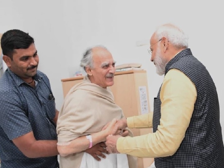 PM Narendra Modi Meets former Union Minister Arun Shourie in Pune पीएम मोदी ने पुणे में अस्पताल में पूर्व केंद्रीय मंत्री अरुण शौरी से मुलाकात की, गले लगाया