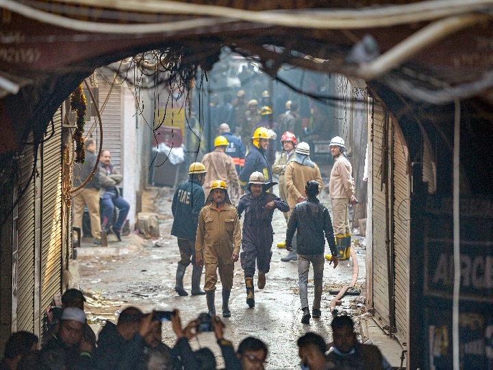 Delhi Fire: 43 dead in Delhi Anaj Mandi blaze, Bag factory had no fire clearance from DFS Delhi Fire: लापरवाही ने लील ली 43 जिंदगियां, इमारत का मालिक गिरफ्तार, 10 प्वाइंट्स में जानें सबकुछ