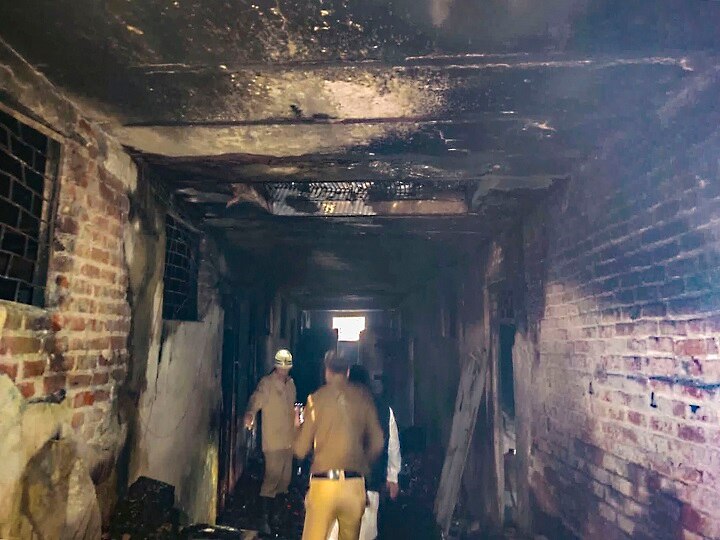 fire broke out in Building near Filmistan in Delhi लापरवाही, लालच और लाचारी की कहानी है दिल्ली अग्निकांड, जिसमें गई 43 लोगों की जान