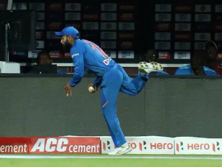 Ind Vs WI: कोहली के 'सुपरमैन' अंदाज को देख मैदान में दर्शक हुए हैरान, सोशल मीडिया पर हो रही है चर्चा India vs West Indies Virat Kohli Takes Stunning Catch To Dismiss Shimron Hetmyer Ind Vs WI: कोहली के 'सुपरमैन' अंदाज को देख मैदान में दर्शक हुए हैरान, सोशल मीडिया पर हो रही है चर्चा