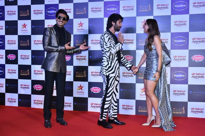 इस दौरान रेड कार्पेट पर जब सारा और शाहिद बाते करने लगे तो रणवीर सिंह ने चुटकी लेने का मौका अपने हाथ से फिसलने नहीं दिया. (Photo Credit: Manav Manglani)