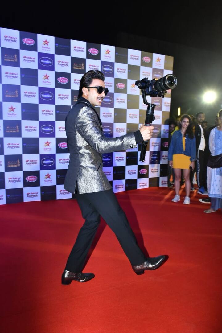 इस दौरान भी रणवीर सिंह अपने अतरंगी अंदाज और फुल मस्ती मूड में दिखाई दिए. (Photo Credit: Manav Manglani)