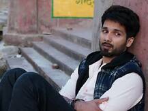 'इश्क विश्क' से लेकर 'शानदार' तक के बैक्ग्राउंड डांसर्स की मदद को आगे आए शाहिद कपूर, बैंक में भेजे पैसे