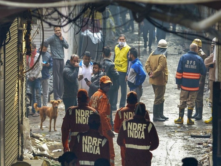 Illegal factories closing in Delhi after Anaj Mandi fire tragedy अनाज मंडी अग्निकांड: दिल्ली में रातों रात खाली हो रही हैं अवैध फैक्ट्रियां, सीलिंग के डर से भगदड़