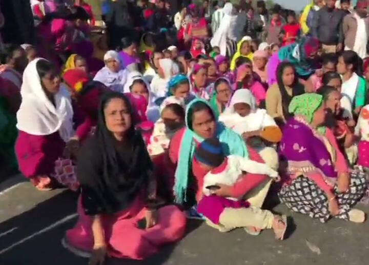पूर्वोत्तर के कई राज्यों में लोग नागरिकता संशोधन बिल के खिलाफ सड़कों पर उतरे हुए हैं.