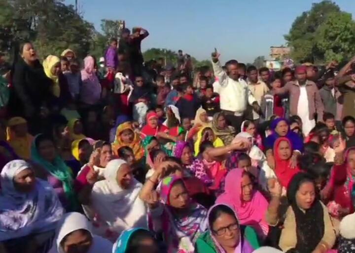 प्रदर्शनकारियो ने असम के मुख्यमंत्री सरबानंद सोनोवाल के घर के बाहर भी प्रदर्शन कर अपना आक्रोश दिखाया.