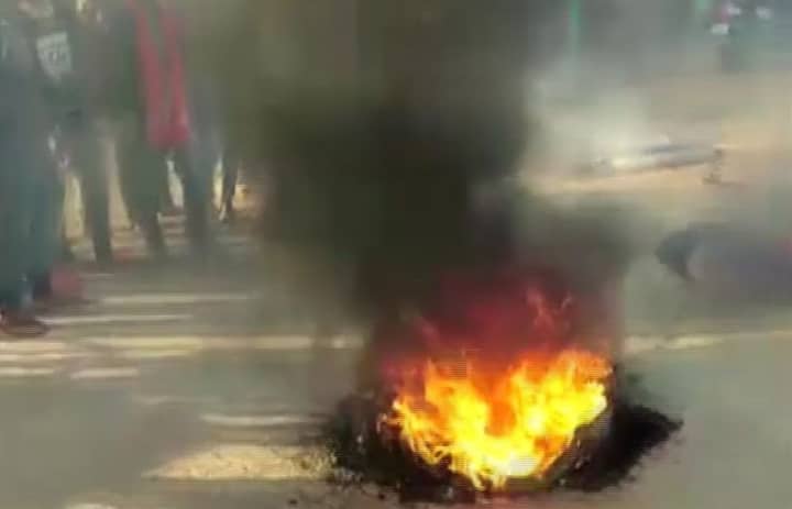 प्रदर्शनकारियों ने सवाल उठाया, ‘’जब अरूणाचल प्रदेश, मिजोरम और नागालैंड को नागरिक संशोधन विधेयक से बाहर रखा जा सकता है तो हमारे साथ दोहरा व्यव्हार क्यों किया जा रहा है?’’