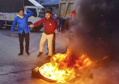 ताजा तस्वीरें: CAB का नॉर्थ ईस्ट में भारी विरोध, डिब्रूगढ़ से लेकर गुवाहाटी तक नहीं खुली दुकानें, आगजनी भी हुई