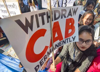 ताजा तस्वीरें: CAB का नॉर्थ ईस्ट में भारी विरोध, डिब्रूगढ़ से लेकर गुवाहाटी तक नहीं खुली दुकानें, आगजनी भी हुई