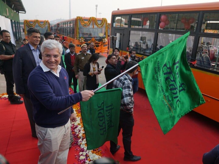 Delhi: Transport Minister flags off 100 new cluster buses दिल्ली: 100 नई क्लस्टर बसों को ट्रांसपोर्ट मिनिस्टर ने दिखाई हरी झंडी, हाइड्रोलिक लिफ्ट की है सुविधा