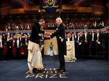 बंदगला और धोती पहन नोबेल लेने पहुंचे अभिजीत बनर्जी, नीले रंग की साड़ी में दिखीं डूफलो