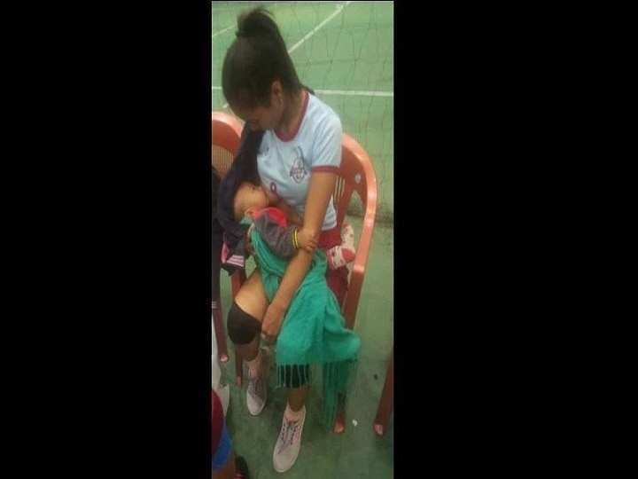 A volleyball player breastfeed her child during  match in Mizoram वॉलीबॉल प्लेयर ने मैच के दौरान बच्चे को पिलाया दूध, फोटो वायरल, लोगों ने कहा-'मां तुझे सलाम'