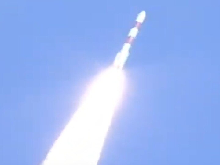 PSLVC48 carrying RISAT-2BR1 satellites successfully lifts off from Sriharikota ISRO ने 9 कमर्शियल सैटेलाइट्स के साथ लॉन्च किया भारत का RISAT-2BR1, जानिए- कैसे होगा सेना के लिए मददगार