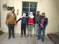 चलती ट्रेन में दिया था 90 लाख के सोने की लूट को अंजाम, दिल्ली पुलिस ने किया दो बदमाशों को गिरफ्तार