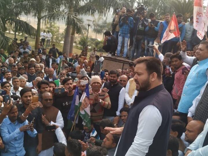 बिहार: नागरिकता संशोधन बिल के विरोध में सड़क पर उतरे महागठबंधन के नेता RJD Protest against CAB and NRC in Bihar बिहार: नागरिकता संशोधन बिल के विरोध में सड़क पर उतरे महागठबंधन के नेता