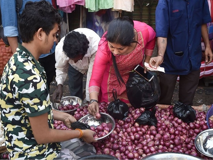 Onion prices droped by 29% in delhi दिल्ली में 23 फीसदी तक घटे प्याज के दाम, लेकिन अभी भी बिक रहा 100 से 120 रुपए किलो