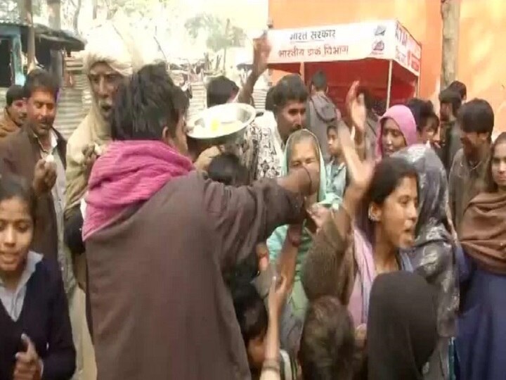 Delhi: Hindu refugees from Pakistan living in Majnu-ka-Tila area celebrated the passage of CAB नागरिकता संशोधन बिल: दिल्ली में रह रहे पाकिस्तानी हिंदुओं ने कहा- ‘अब हम पक्षियों की तरह उड़ सकेंगे’