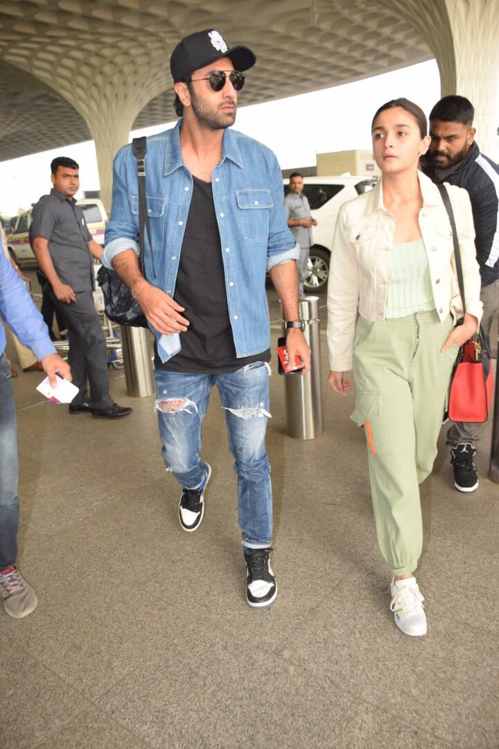 नीले रंग की जींस में रणबीर काफी कूल लग रहे थे. उन्होंने भी इस दौरान अपने कंधे पर एक बैग टांगा हुआ था. (तस्वीर: मानव मंगलानी)