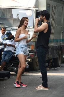 फोटोशूट के दौरान ग्लैमरस अंदाज़ में कॉफी पीती दिखीं दिशा पाटनी, आदित्य रॉय कपूर भी आएं नज़र