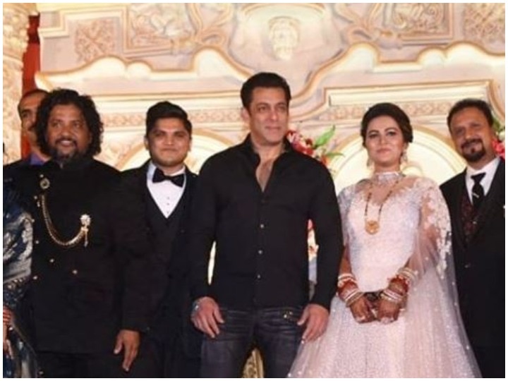 Salman Khan arrives at the wedding of makeup artist's son मेकअप आर्टिस्ट के बेटे की शादी में पहुंचे सलमान खान, खास तस्वीरें और वीडियो हो रहे हैं वायरल