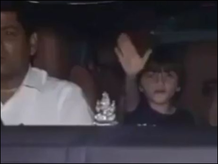 Shah Rukh Khan son Abram video as he asks paps to make way for his car गाड़ी के सामने आए पैपराज़ी, तो इस तरह शाहरुख खान के बेटे अबराम ने इशारे से कहा- हट जाओ