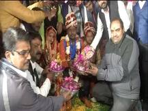 वाराणसीः प्याज-लहसुन की माला पहनाकर हुई शादी, रिश्तेदारों ने वर-वधू को गिफ्ट में दिया प्याज