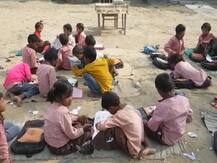 यूपीः स्कूलों में नहीं बंटे स्वेटर, कड़ाके की ठंड में ठिठुर रहे हैं बच्चे