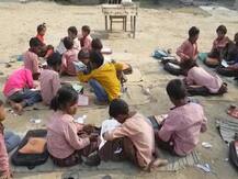 यूपी: कड़ाके की ठंड में भी बच्चों को नहीं मिला स्वेटर, ABP से बोले शिक्षामंत्री- 25 दिसंबर के बाद पहना जाता है