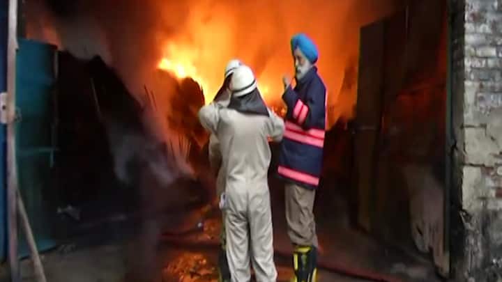 दमकल की एक करीब 20 गाड़ियां मौके पर पहुंचीं.